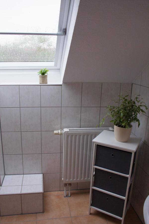 Badezimmer mit Heizkörper und Pflanze