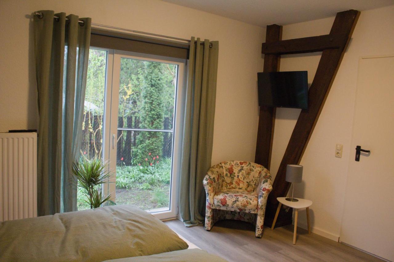 Doppelzimmer mit Fachwerkbalken und Terrassentür zum Garten